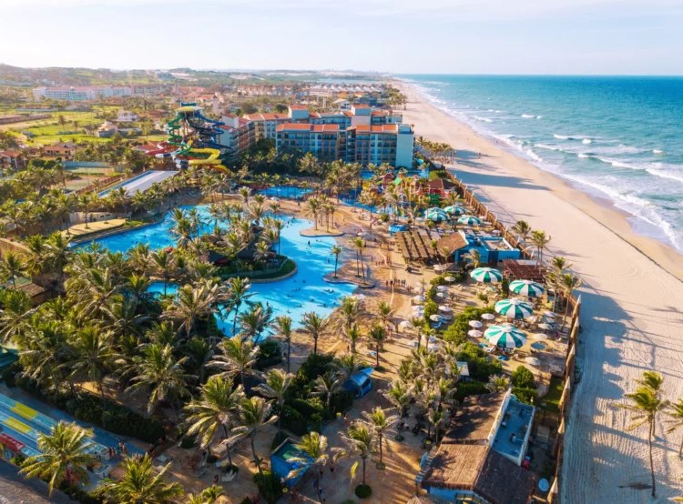 Vista aérea do Beach Park, no Porto das Dunas, com piscinas, toboáguas e a praia ao fundo